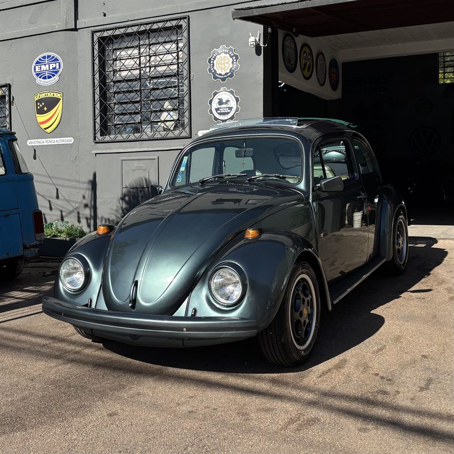 Fusca verde-petróleo na entrada da oficina