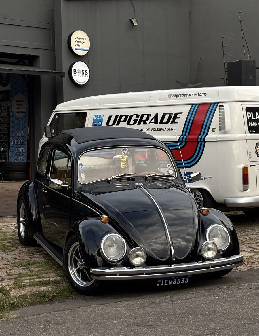 Fusca preto rebaixado em frente à oficina Upgrade Vintage VW's